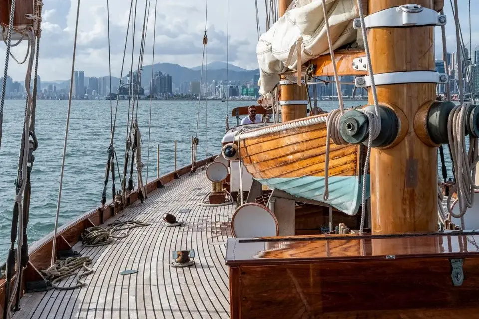 Teak deck and mast of So Fong